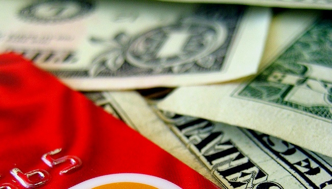 Americki dolar je oslabio nakon sto su objavljeni podaci o narudzbama trajnih dobara